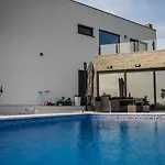 Emma Villa Cukrici
