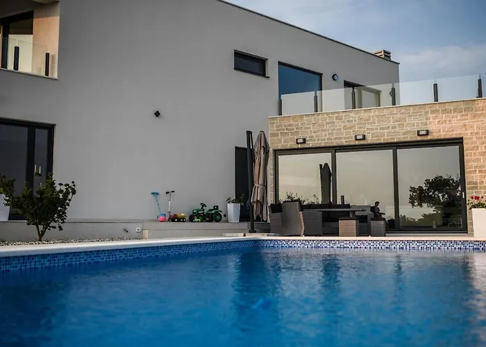 Emma Βίλα Cukrici